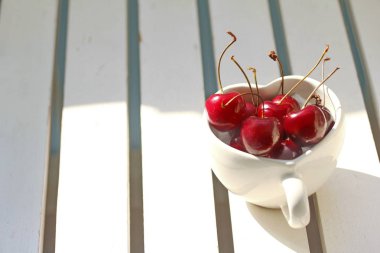 Kalp şeklinde kupa ahşap üzerine kiraz Şili .