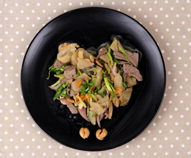 Baharatlı kızarmış turşu marul domuz karaciğer ile