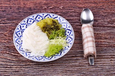 Pirinç şehriye ve kıyılmış turşu marul, lahana ve kanat fasulye.