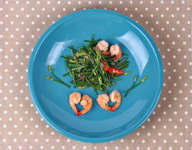 Domuz karaciğer ile baharatlı kızarmış Çin Frenk soğanı.