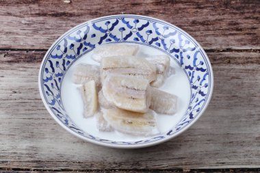 Hindistan cevizi sütü ekili muz hizmet hazır .