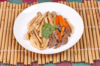 Fried eryngii mantar domuz karaciğer ve havuç ile.