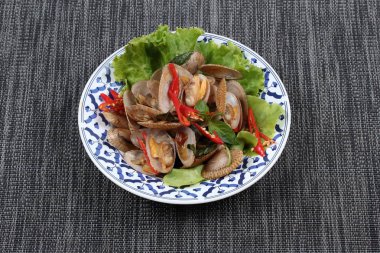 Kızarmış istiridye kavrulmuş Şili yapıştır ile karıştırın.