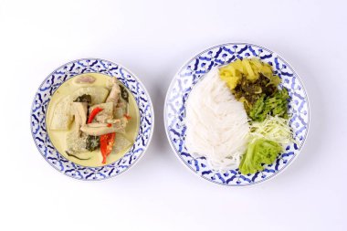 Pirinç şehriye ve yeşil tavuk Hindistan cevizi sütü köri.