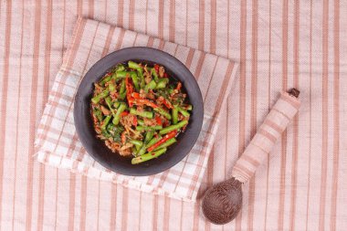 Kıyılmış domuz eti ile baharatlı kızarmış börülce Pad Ped Tua ara.