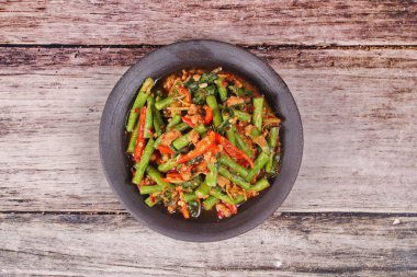 Kıyılmış domuz eti ile baharatlı kızarmış börülce Pad Ped Tua ara.