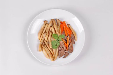 Fried eryngii mantar domuz karaciğer ve havuç ile.