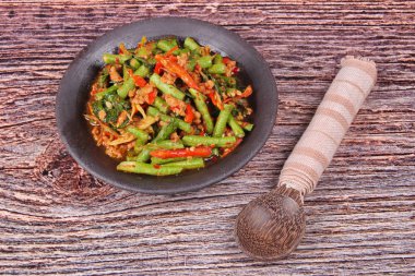 Kıyılmış domuz eti ile baharatlı kızarmış börülce Pad Ped Tua ara.