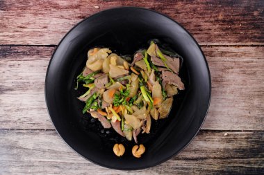 Baharatlı kızarmış turşu marul domuz karaciğer ile