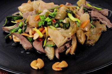 Baharatlı kızarmış turşu marul domuz karaciğer ile