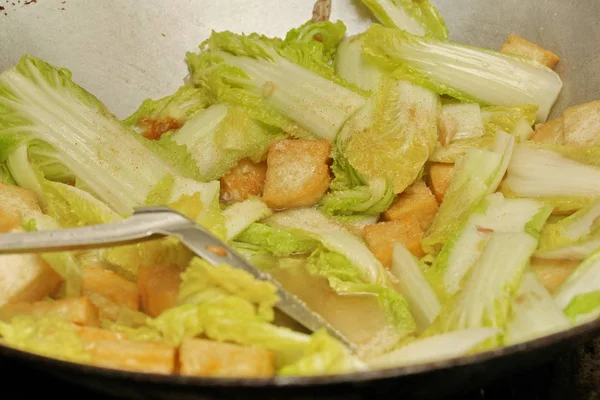 Pişirme, kızarmış Çin lahanası ile tofu. — Stok fotoğraf
