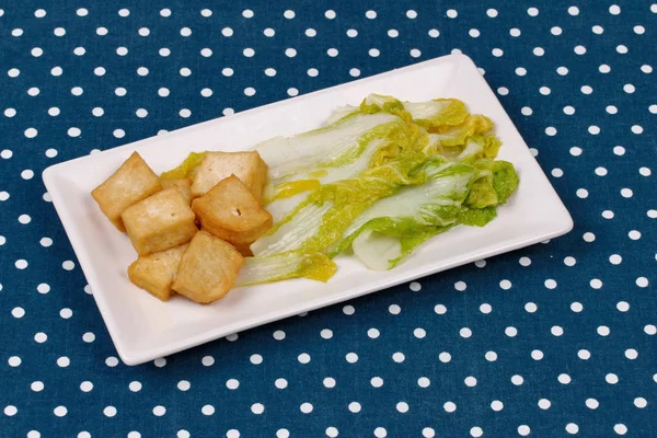 Ensalada de verduras mixtas picantes con salchicha de cerdo blanca tailandesa en rodajas — Foto de Stock