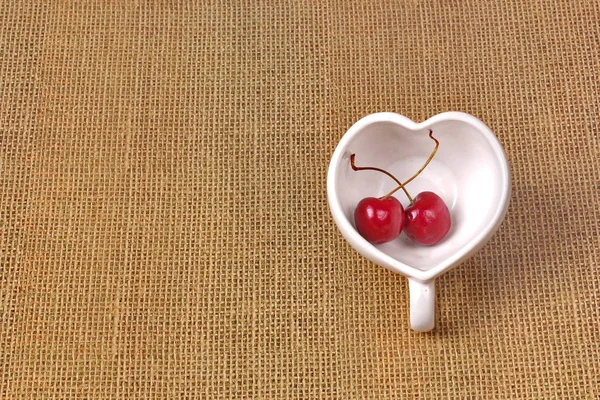 Kiraz Şili ve kalp şeklinde kupa Sim Tarih.