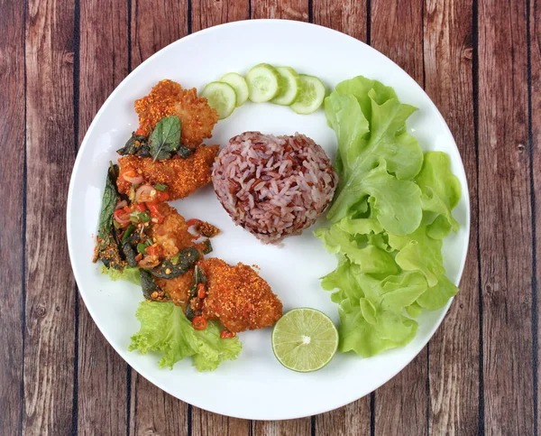Organic red jasmine rice  with spicy sour fried chicken salad . — Stock Photo, Image