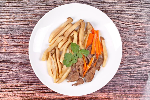 Fried eryngii mantar domuz karaciğer ve havuç ile.