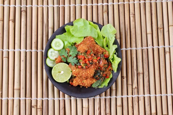 Baharatlı ekşi kızarmış tavuk salata ara Yum Kai Zap - Tay dili.