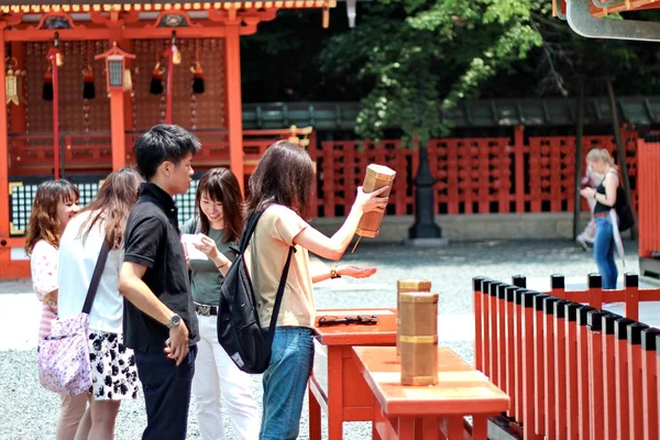 Turista tomar Esiimsi, predicción del horóscopo, después de la bendición — Foto de Stock