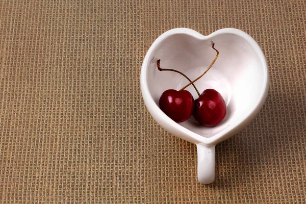 Kiraz Şili ve kalp şeklinde kupa Sim Tarih.