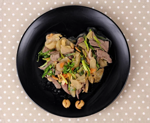 Baharatlı kızarmış turşu marul domuz karaciğer ile