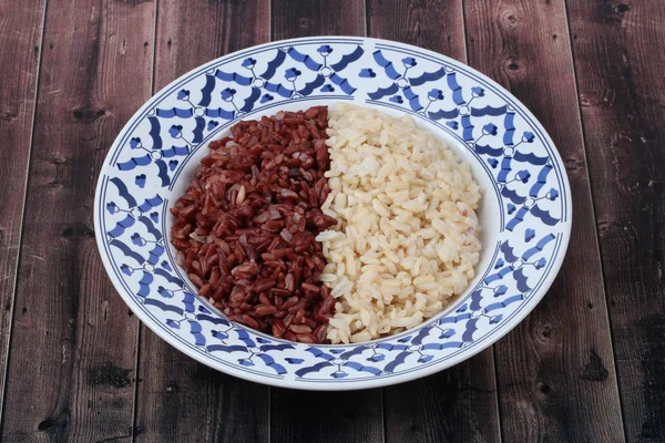 Listo servido de arroz integral y arroz jazmín rojo orgánico . — Foto de Stock