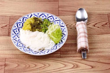 Pirinç şehriye ve kıyılmış turşu marul, lahana ve kanat fasulye.