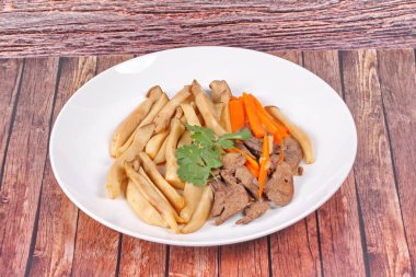 Fried eryngii mantar domuz karaciğer ve havuç ile.