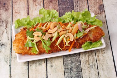 Baharatlı Dolly'nin balık salatası rulo yeşil mango ile kızartılmış.