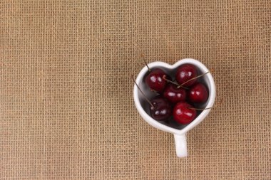 Kiraz Şili ve kalp şeklinde kupa Sim Tarih.