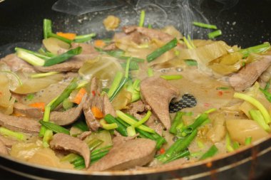 Yemek, baharatlı kızarmış domuz karaciğer ile turşu marul .