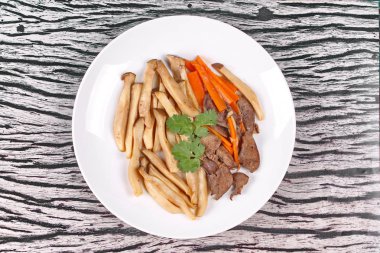 Fried eryngii mantar domuz karaciğer ve havuç ile.