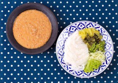 Hindistan cevizi sütü ile ot pirinç şehriye ve balık köri.