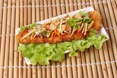 Baharatlı Dolly'nin balık salatası rulo yeşil mango ile kızartılmış.