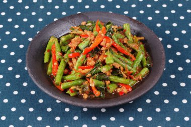 Kıyılmış domuz eti ile baharatlı kızarmış börülce Pad Ped Tua ara.