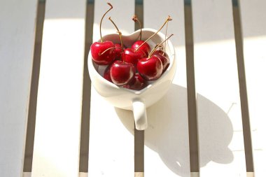 Kalp şeklinde kupa ahşap üzerine kiraz Şili .