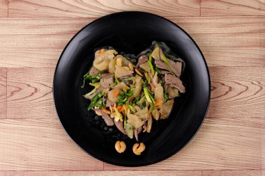 Baharatlı kızarmış turşu marul domuz karaciğer ile