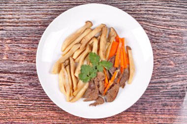 Fried eryngii mantar domuz karaciğer ve havuç ile.