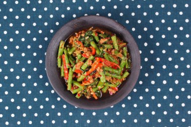 Kıyılmış domuz eti ile baharatlı kızarmış börülce Pad Ped Tua ara.