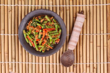 Kıyılmış domuz eti ile baharatlı kızarmış börülce Pad Ped Tua ara.