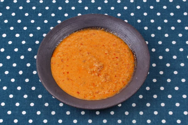  Hindistan cevizi sütü ile ot balık köri.