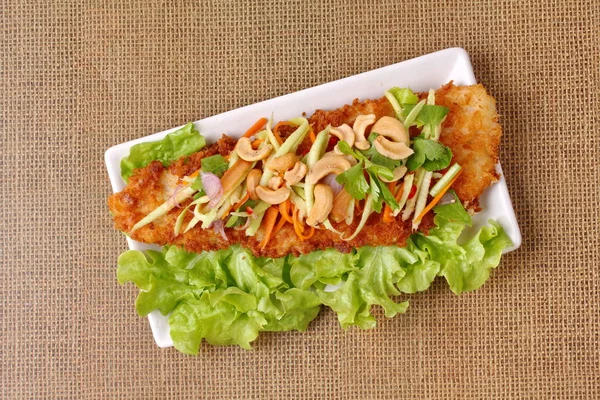 Baharatlı Dolly'nin balık salatası rulo yeşil mango ile kızartılmış.