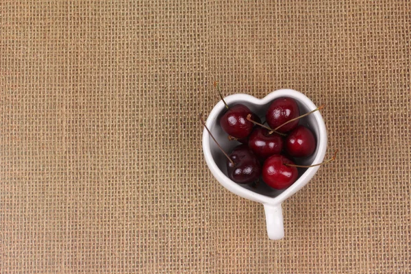 Kiraz Şili ve kalp şeklinde kupa Sim Tarih.