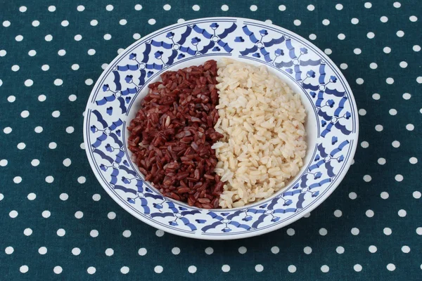 Listo servido de arroz integral y arroz jazmín rojo orgánico . — Foto de Stock