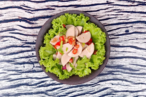 Spicy mixed vegetable salad with sliced Thai white pork sausage — Stock Photo, Image