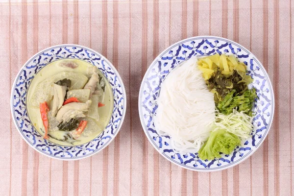 Fideos de arroz y pollo al curry verde en leche de coco . — Foto de Stock