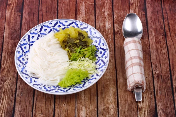 Ρύζι noodle και τουρσί ψιλοκομμένο μαρούλι, λάχανο και πτέρυγα φασόλια. — Φωτογραφία Αρχείου