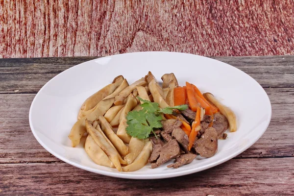 Fried eryngii mantar domuz karaciğer ve havuç ile.