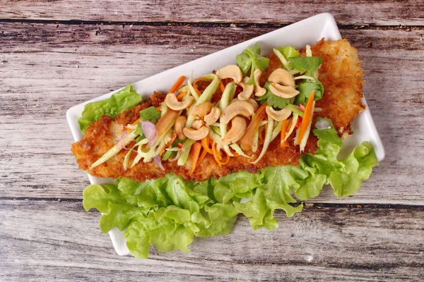 Ensalada de pescado picante frita Dolly 's con mango verde rollo . — Foto de Stock