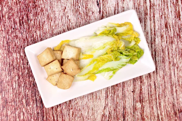 泰国白肉片香肠辣混合蔬菜沙拉 — 图库照片