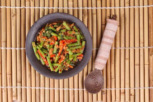 Kıyılmış domuz eti ile baharatlı kızarmış börülce Pad Ped Tua ara.