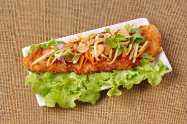 Baharatlı Dolly'nin balık salatası rulo yeşil mango ile kızartılmış.